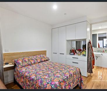 Prime CBD Edge Living: Sophisticated Studio Near Melb Uni & Hospitals - Photo 3