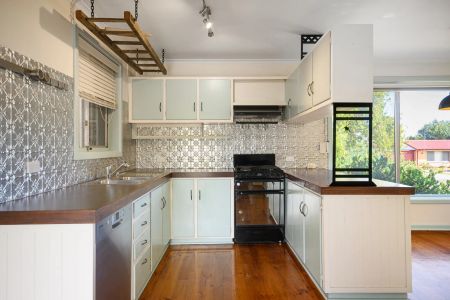 Three bedrooms with outdoor kitchen & entertaining - Photo 3