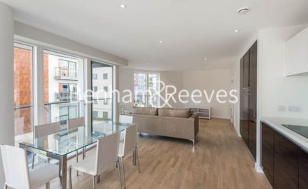 2 Bedroom flat to rent in Pump House Crescent, Brentford, TW8 - Photo 3