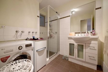 Charming 2-Bedroom Ground Floor Unit with Private Courtyard - Photo 4