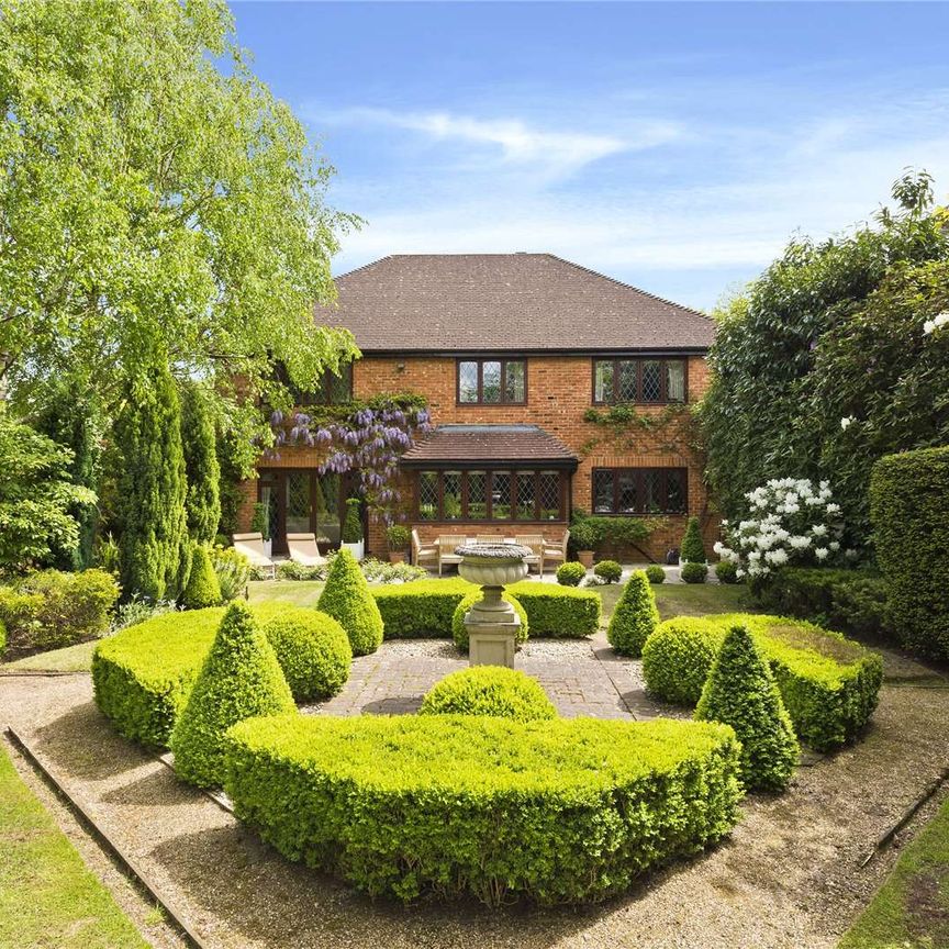 Well presented five bedroom detached family home located on the foothills of St Georges Hill. - Photo 1