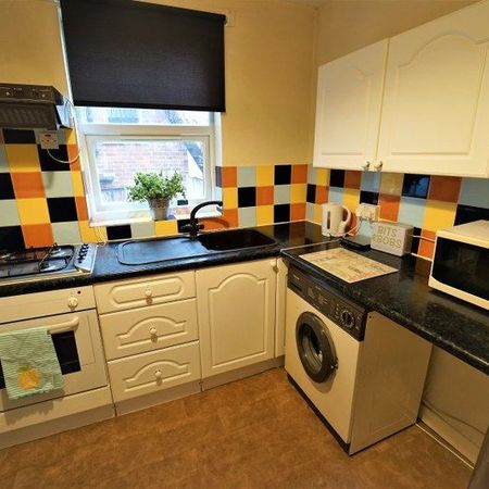 Flat 2, 18 Wellington Square, NG7 1NG, NOTTINGHAM - Photo 3