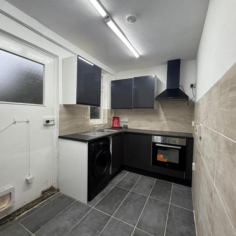 4 bedroom terraced house to rent - Photo 1