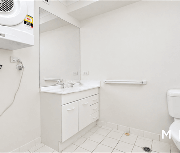 Spacious Three-Bedroom Living on Melbourne's Iconic St Kilda Road - Photo 3