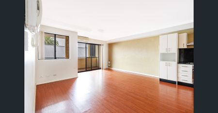Large 3 Bedroom Unit in the Heart of Penrith - Photo 5
