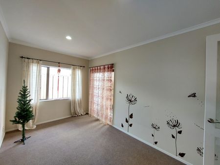 Family House In Henderson - Photo 4