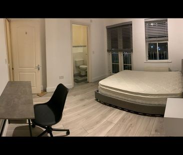 Room in a Shared House, Manchester Road, E14 - Photo 1