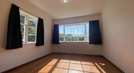 Spacious 5-Bedroom Family Home – Two Living Ar... - Photo 3