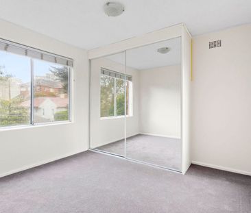 Light-filled living just moments from Manly & Fairlight beach - Photo 2