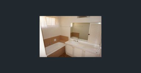 4 Bedroom Family home - Close to Transport - Photo 3