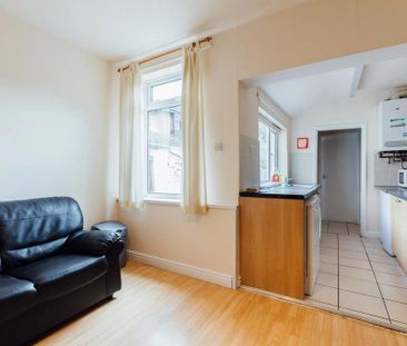 1 bedroom in a house share to rent - Photo 2