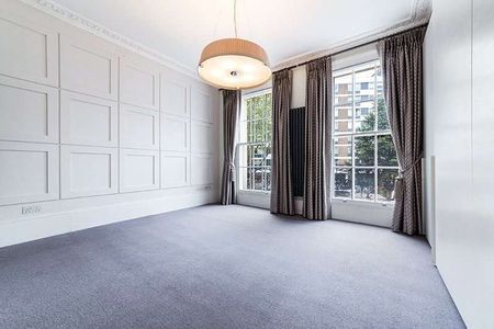 EXCLUSIVELY MANAGED BY SAVILLS. PET FRIENDLY. FURNISHED OR UNFURNISHED. A modern four bedroom house with study on The Hyde Park Estate - Photo 2