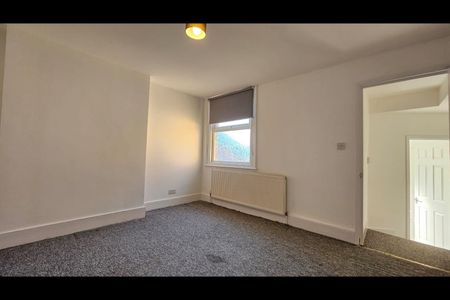 1 Bed Flat, Long Lane, N3 - Photo 2