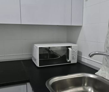 Room in a shared 4-bedroom apartment for rent in Palacio, perfect for singles. - Photo 3