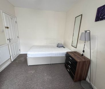 Price £500 pcm - Available Now - Furnished - Photo 3