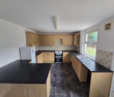 3 bedroom end of terrace house to rent - Photo 2