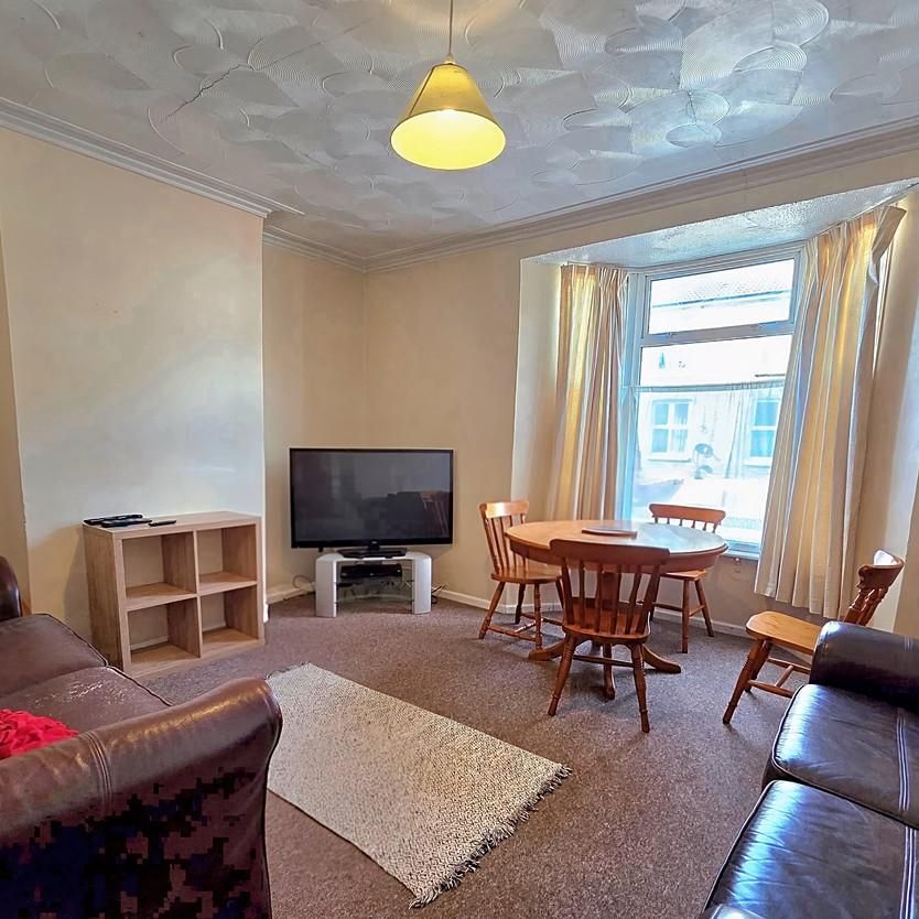 4 bedroom end of terrace house to rent - Photo 1