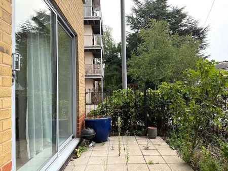 Coombe Way, Farnborough, Hampshire, GU14 - Photo 5