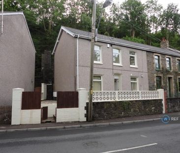 4 bedroom end of terrace house to rent - Photo 1