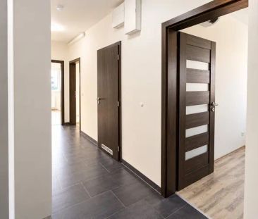 Pronájem bytu 3+kk s balkonem a 2 parkovacími stáními, Praha 9 – Kyje - Photo 2