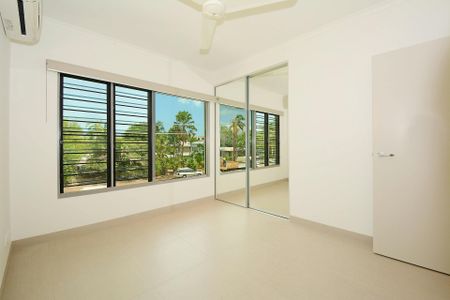 SUPER SPACEY TOWNHOUSE - Photo 3