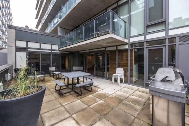 Toronto Furnished Loft Condo for Rent - Sun-Filled 2 Bedroom Suite with CN Tower View in Fashion District - Photo 1