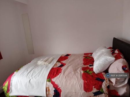 1 bedroom in a house share to rent - Photo 3