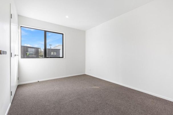 Modern and Convenient living in Glen Eden / Oratia - Photo 1
