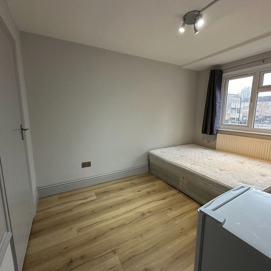 Bedsit, Ashbourne Court, E5 - Photo 1