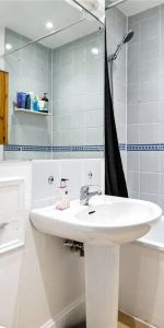 2 bedroom flat in Kensington - Photo 4