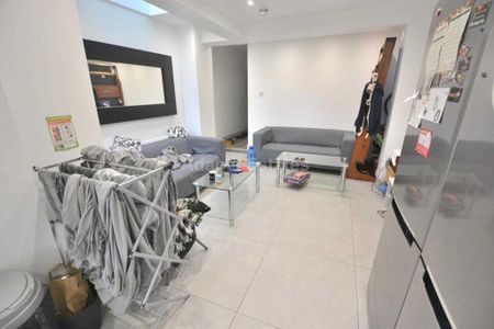 6 bedroom terraced house to rent - Photo 2