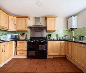 Fairholme Gardens, Farnham, Surrey, GU9 - Photo 2