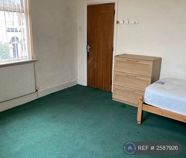 1 bedroom in a flat share to rent - Photo 5