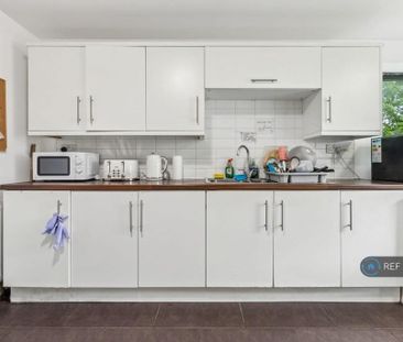 1 bedroom in a flat share to rent - Photo 5