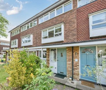Attractively located in a quiet residential crescent with a leafy g... - Photo 2