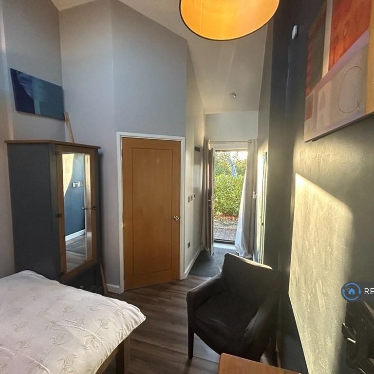 1 bedroom in a house share to rent - Photo 1
