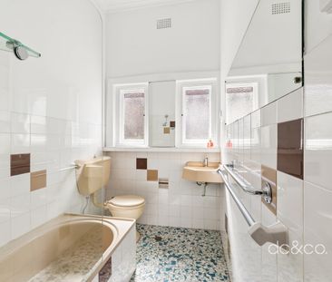 Character-filled family living with versatile additional accommodation - Photo 4