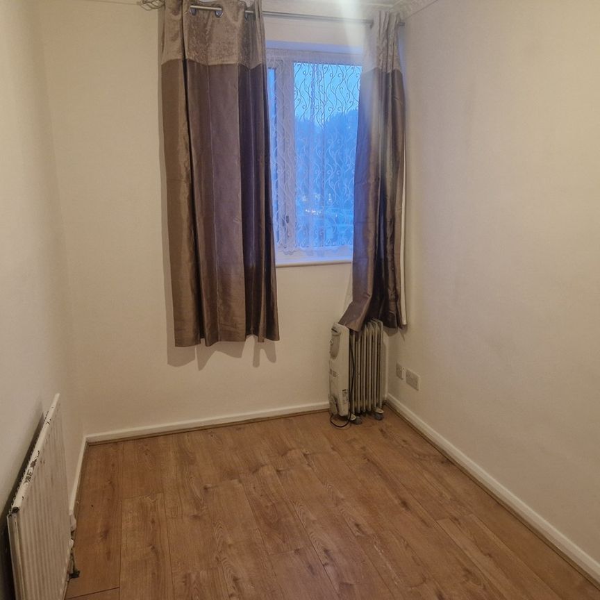 3 Bed Flat, Roberta Street, E2 - Photo 1