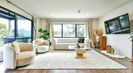 Expansive 7-Bedroom Family Home - Photo 2