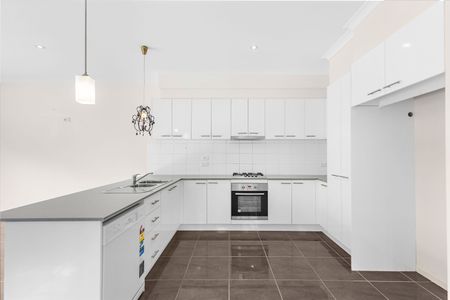 Spacious 4-Bedroom Home in South Morang - Photo 4