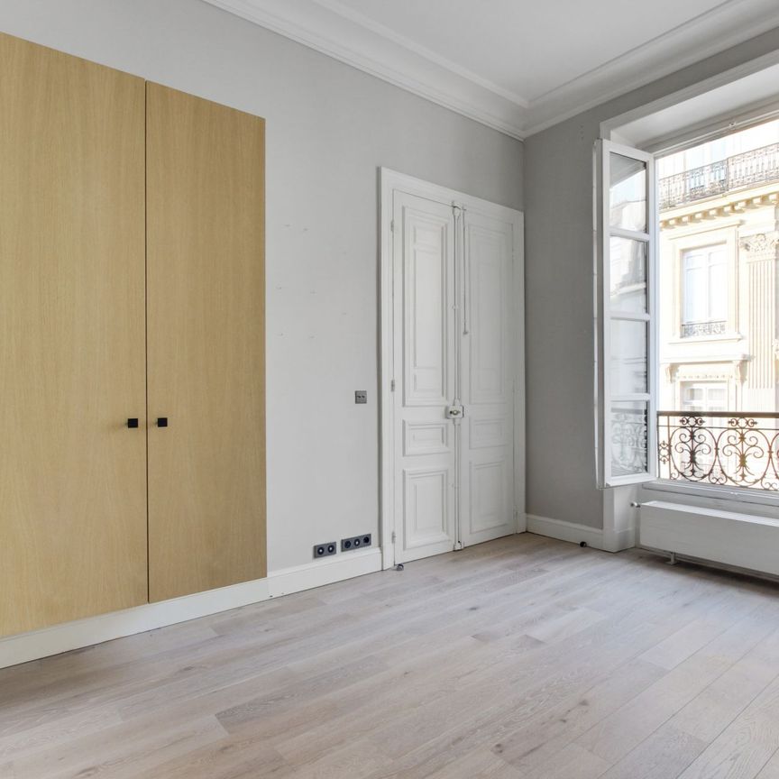 Location Appartement Paris 7 6 Pièces 192 m² - Photo 1