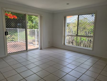 SPACIOUS FOUR BEDROOM FAMILY HOME LOCATED IN THE PRESTIGE 'SOMERSET ESTATE' MUDGEERABA - Photo 3