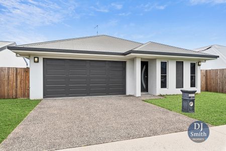 Stylish & Large 5 Bedroom Home in Central Smithfield - Photo 5