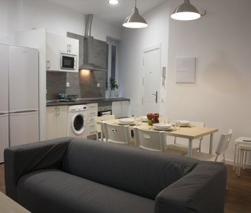 Room with balcony in Lavapiés - Photo 3