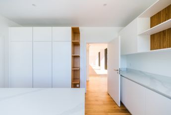 Moradia T6 de arquitetura moderna inserida no Golfe de Oeiras