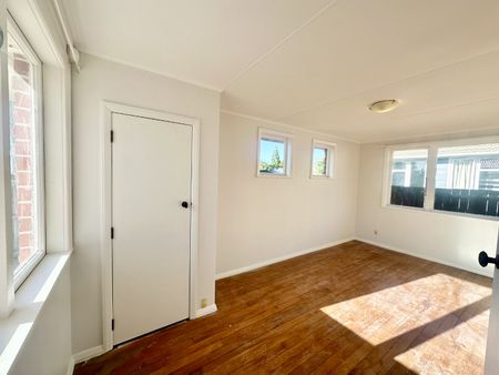 Renovated 3 bedroom home - Photo 4