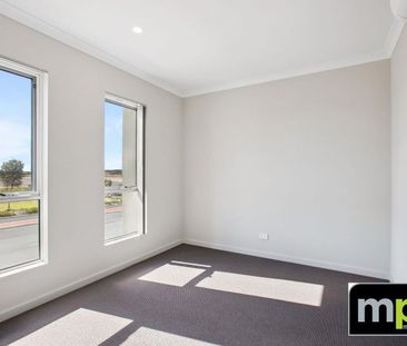 Modern Design, Coastal Lifestyle - Photo 2