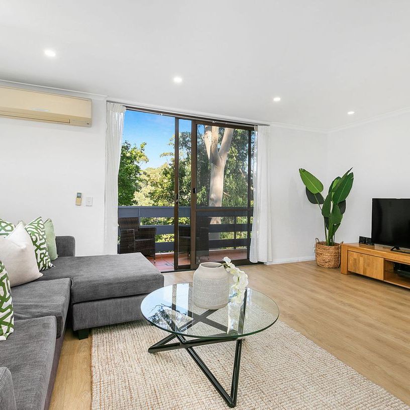 Beautifully Renovated Rear-of-block Apartment in an Ultra-convenient Location - Photo 1