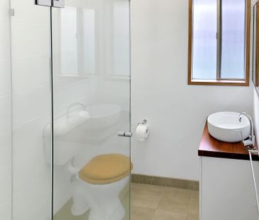 CHARMING 3 BEDROOM COTTAGE - Photo 2