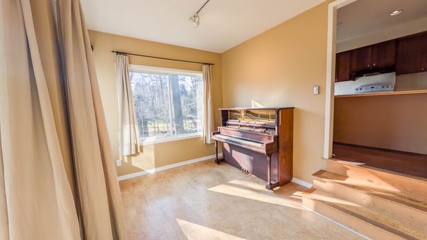 3 Bedroom Home in Prestigious Oakville Neighborhood! - Photo 1